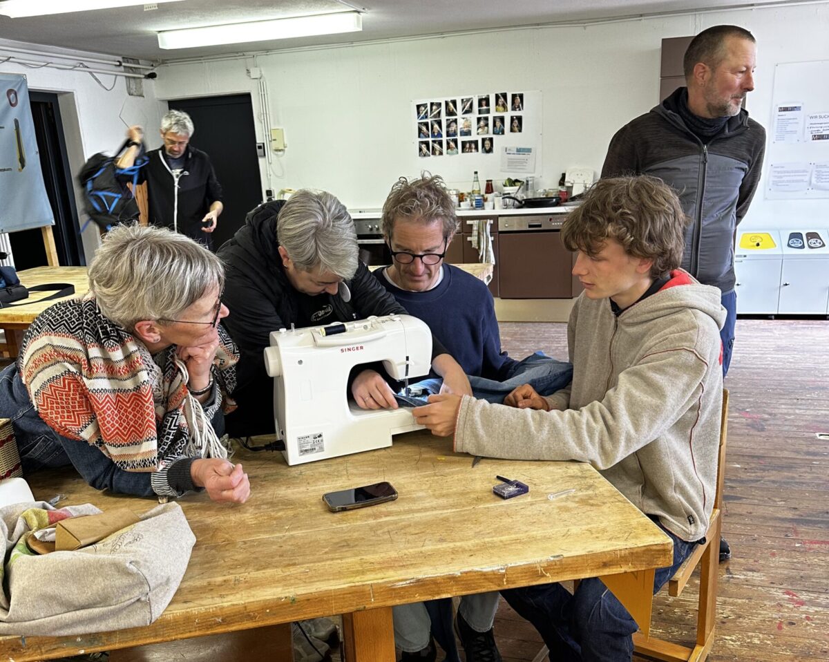 Auch Männer flicken ihre Jeans.